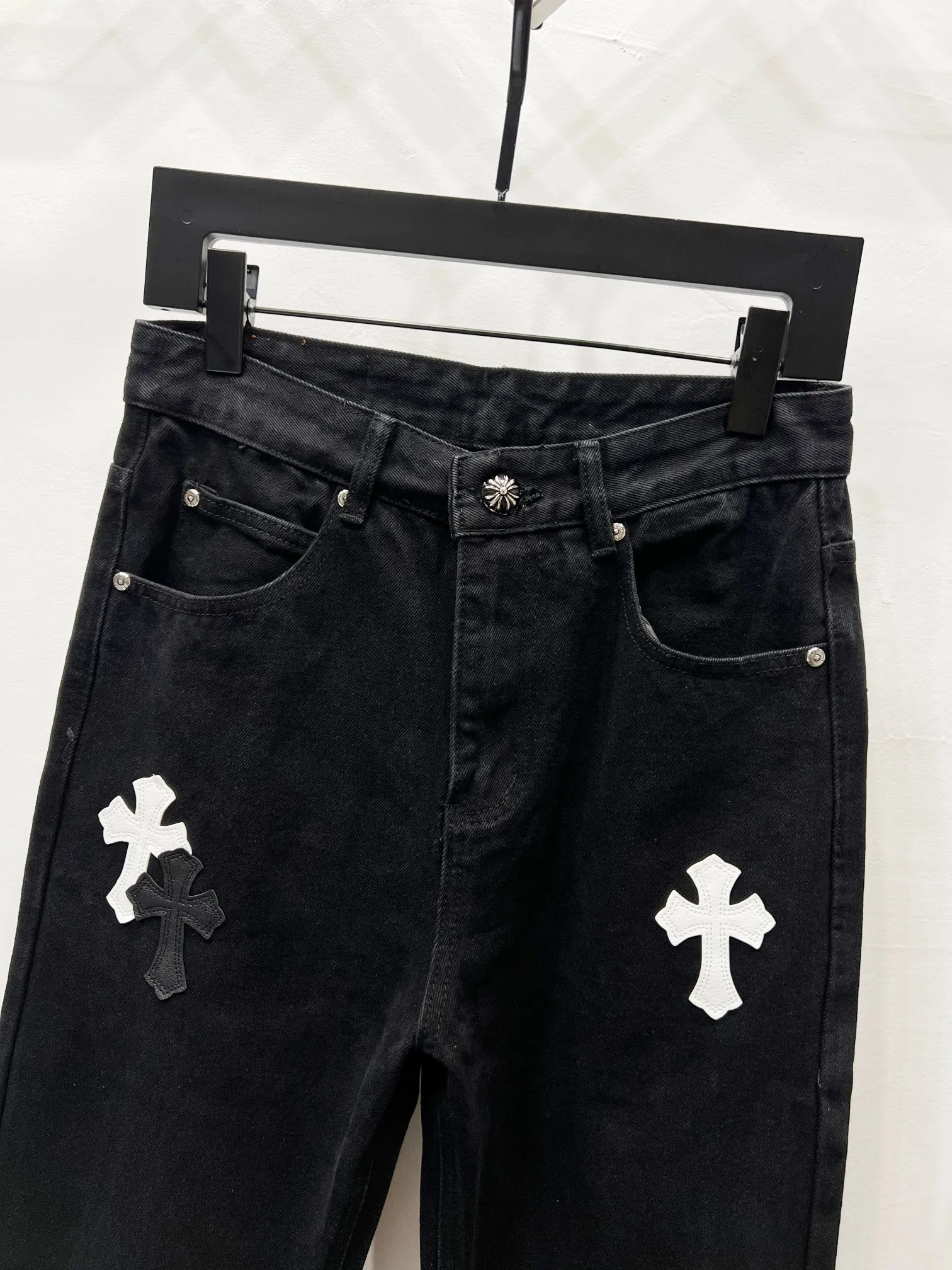 P260 Style number: (K640) Style number: (K550) Chrome Hearts & Chrome Hearts CH city limited series Sanskrit cross patch patchwork leather jeans need to be washed and then disassembled and hand-stitched with sheepskin cross skin and then spliced ​​together to complete the process. The whole process is too complicated to explain. The texture can be seen in the hand, and it looks good. The styles with different washed textures are very friendly to people with thin legs and thick legs. The straight version is very flattering to the leg shape. The moderate length is timeless and can be matched easily and casually. It is the basic styling foundation for various styles and is a must-have in the wardrobe! The fabric is stiff but also makes the upper body soft without losing texture. The washing process is even more perfect. It is a must-have item for everyone! ! ! Washed wheat, hang tag, pants label, three labels are complete, the upper body effect is particularly stiff and stylish, super stylish, same style for men and women - Color: orange and orange Size: 28 30 32 34